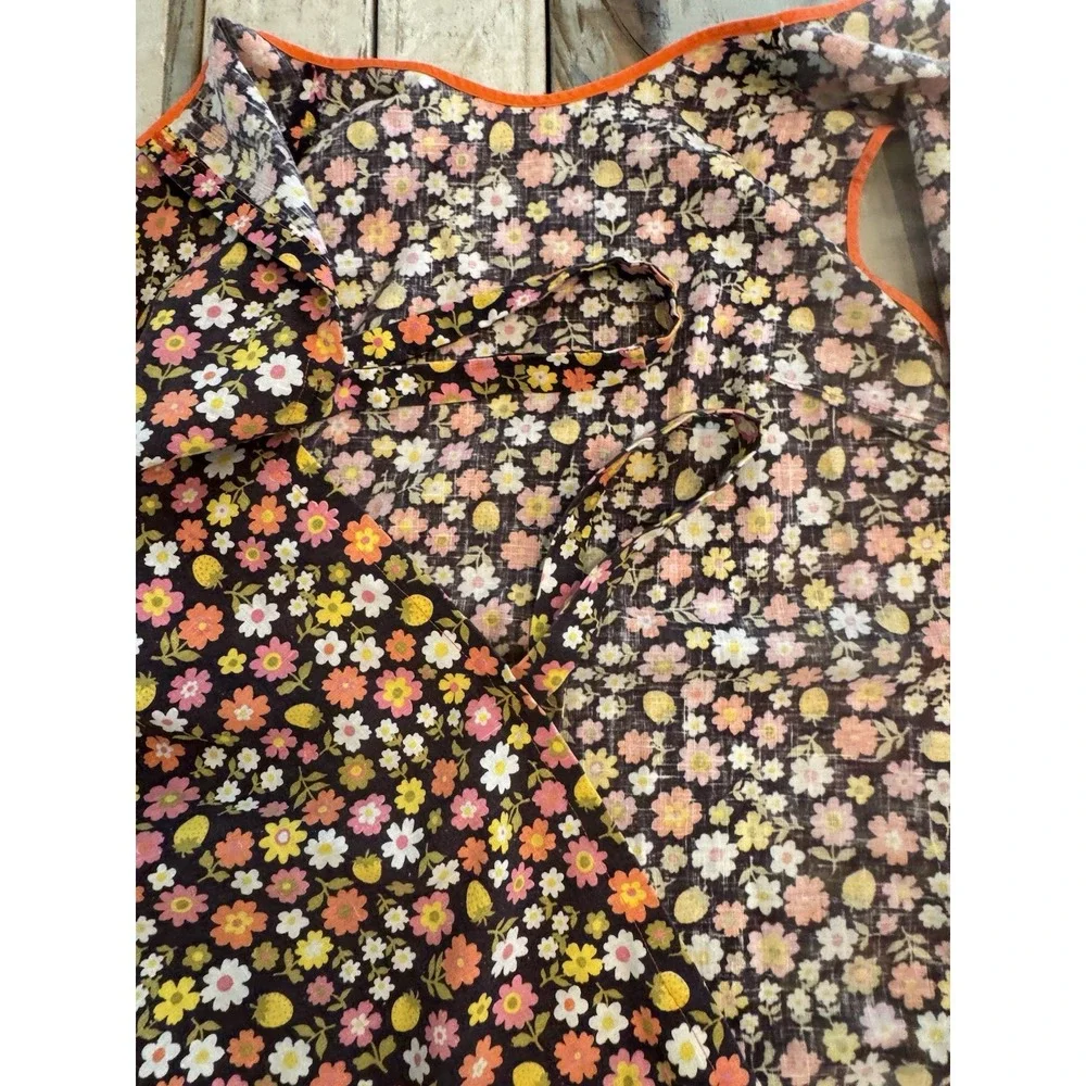 VINTAGE MCM GROOVY SMOCK STYLE ARM FLORAL PRINT REAR TIE APRON WITH POCKETS